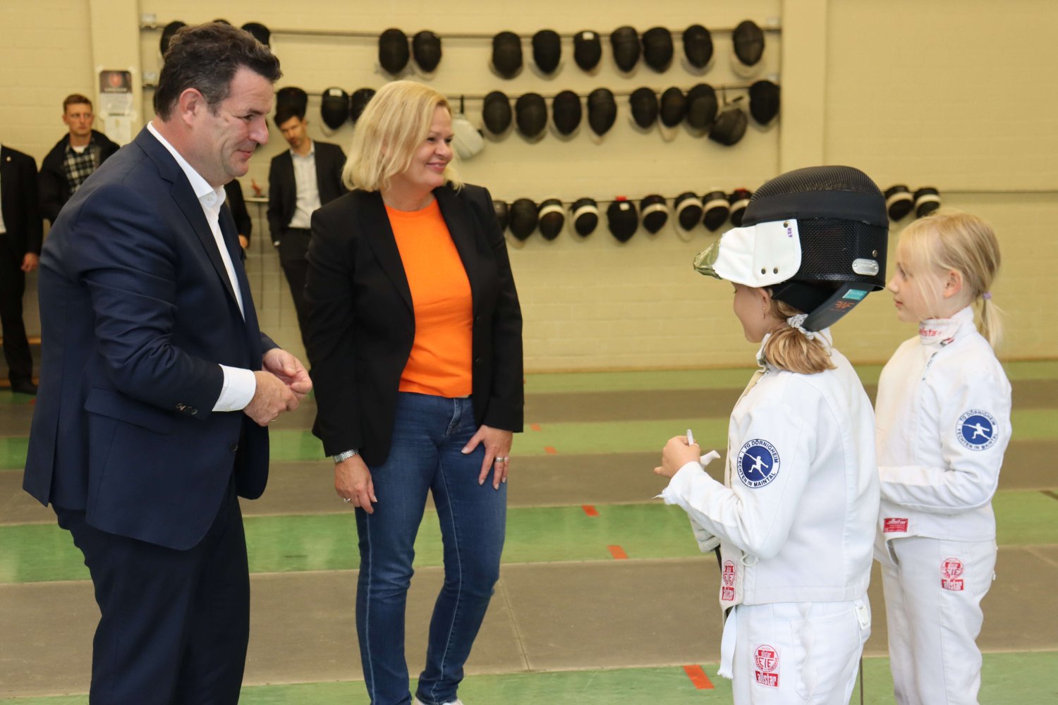 Nancy Faeser und Hubertus Heil tauschen sich mit den Kindern über die Besonderheiten des Fechtens aus.
