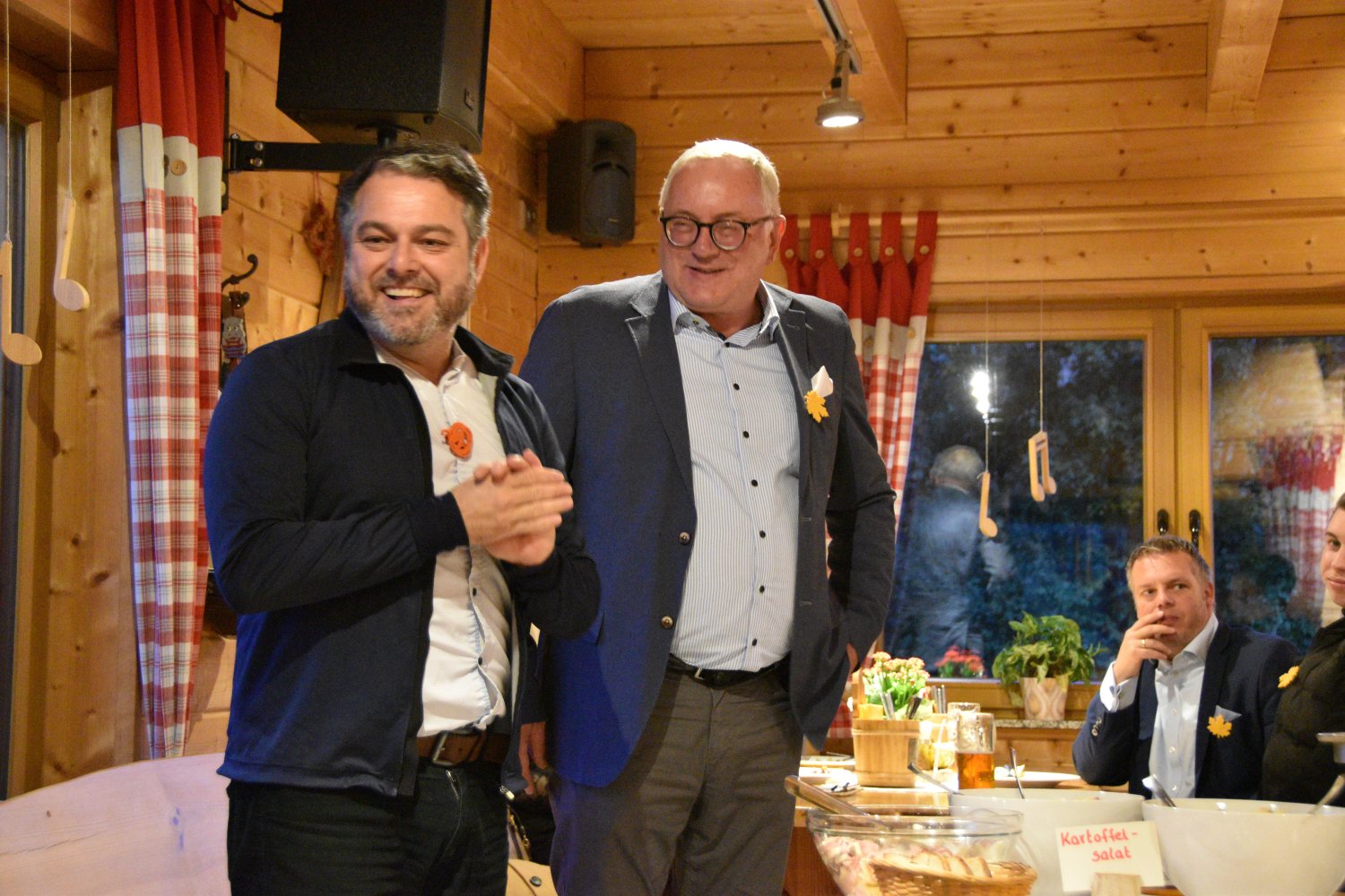 Bürgermeister Daniel Glöckner mit Michael Graf (rechts)