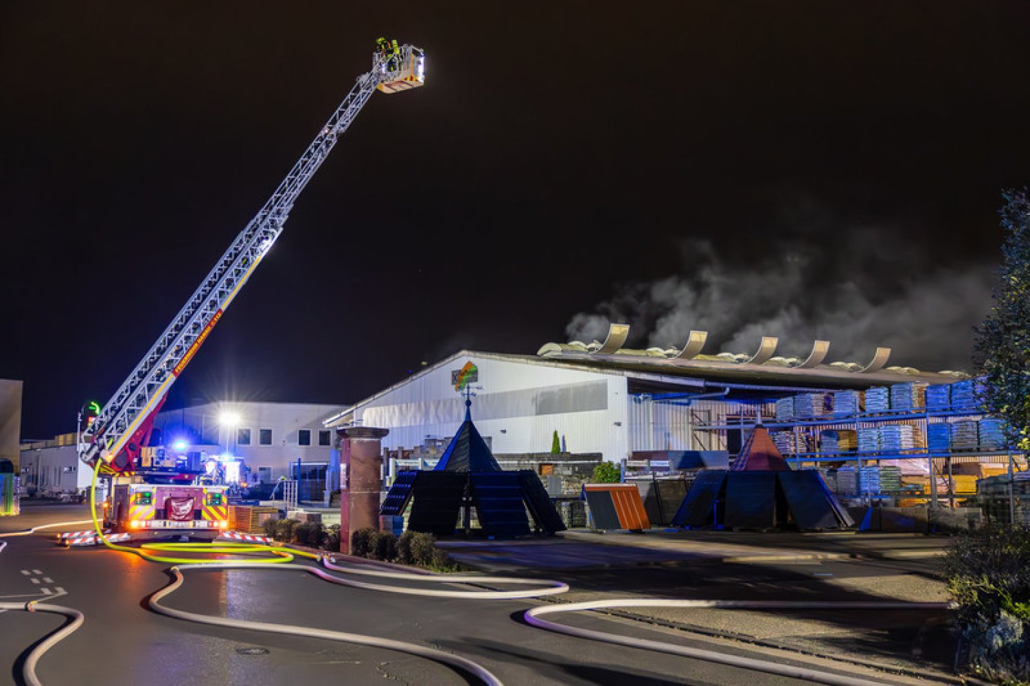 In Hanau brannte am Abend die Lagerhalle eines Baumarktes.