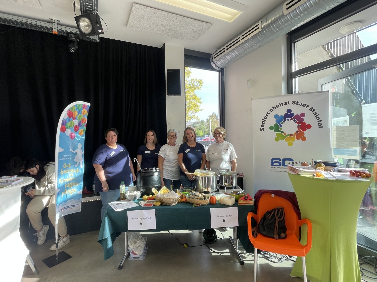 Von U3 bis Ü80: Kindertagespflege und Seniorenbeirat betreuten gemeinsam einen Stand.