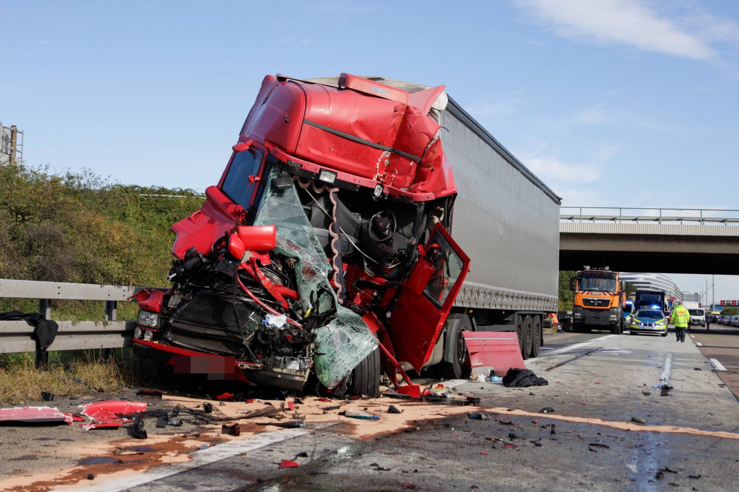 Der Fahrer wurde im Lkw eingeklemmt und erlag später seinen Verletzungen