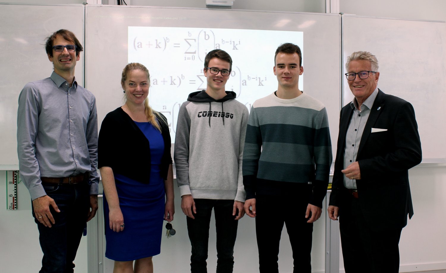 Können stolz sein auf das Erreichte der beiden Schüler (von links): Fachbereichsleiter Mathematik, Christoph Richter, Schulleiterin Tina Ruf, Volker und Oliver Deutsch und Kreisbeigeordneter Winfried Ottmann,.