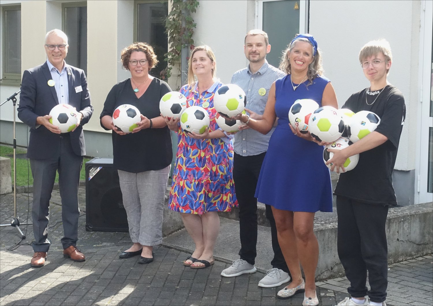 Schulleiter Rainer Flach, Erste Kreisbeigeordnete Susanne Simmler, Susanne Fay (Fairtrade AG), Stefan Leibiger (FL Sport), Oberstudienrätin Patricia Grendel und Schüler Ronan Bausch.