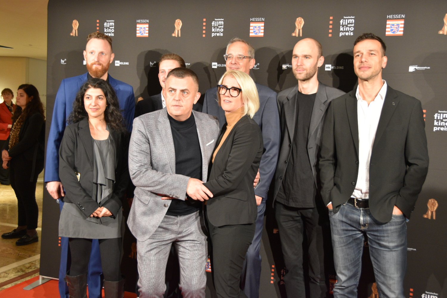 Die Crew des Hanau-Films mit den Eltern von Hamza Kurtovic (vorne)