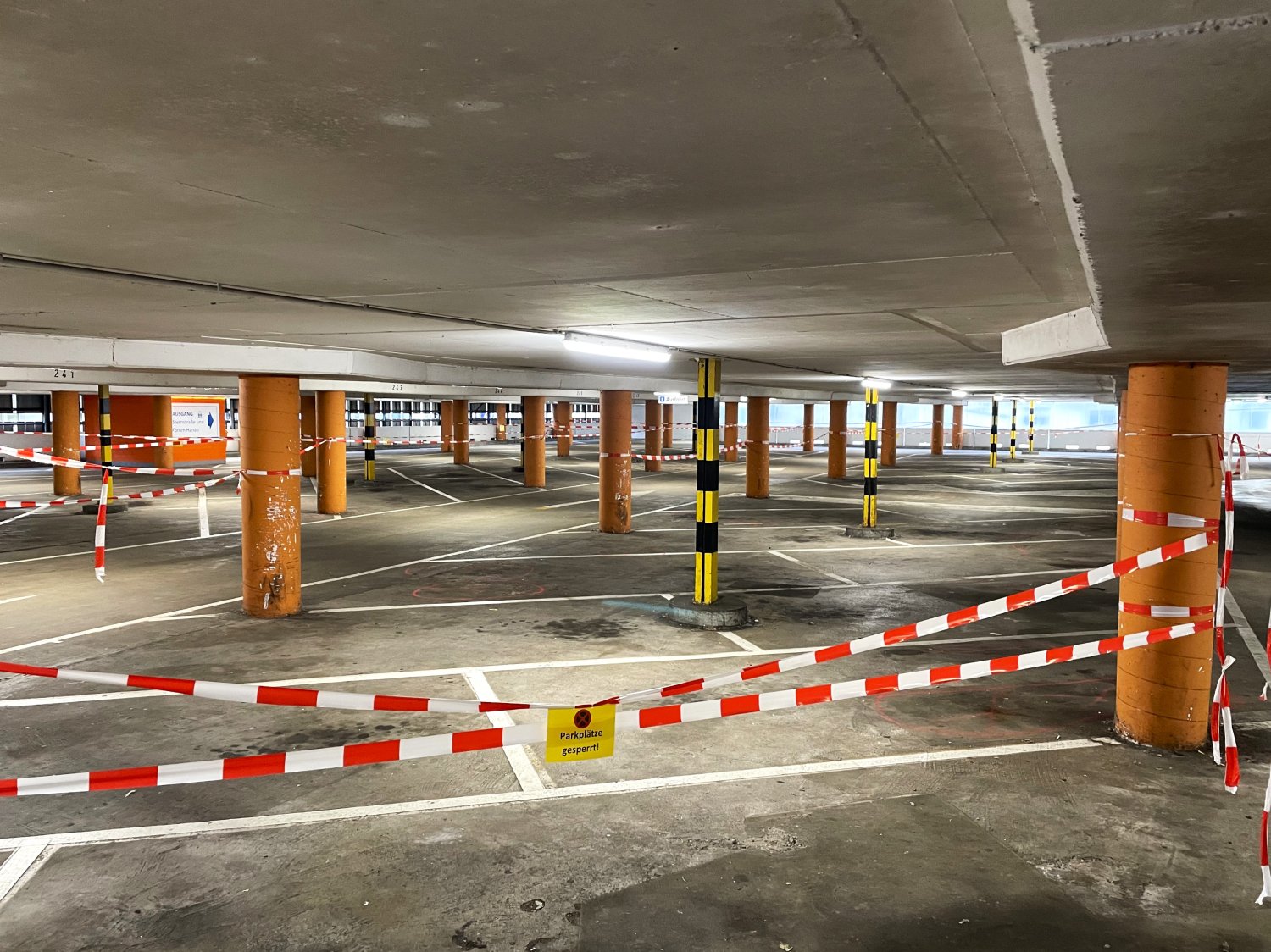 Bei einer regelmäßig stattfindenden Bauwerkskontrolle Ende September wurden auf Ebene 2 des Parkhauses Am Forum Schäden festgestellt.