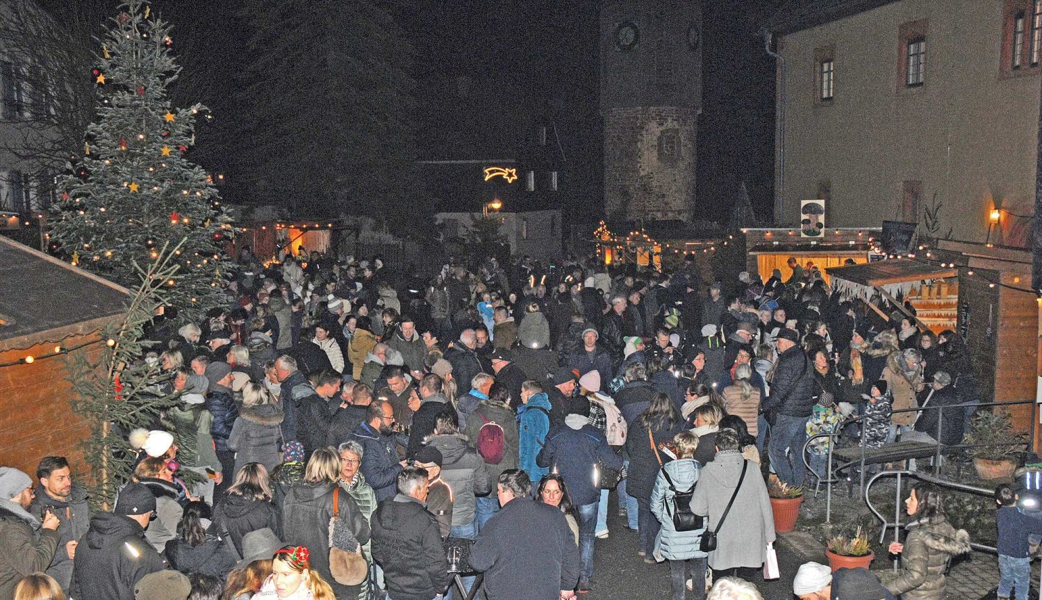 Der Weihnachtsmarkt findet im kleinen, idyllisch gelegene Dorf Schwarzenfels am östlichen Rand der Gemeinde Sinntal am 2. und 3. Dezember 2023 zum 32. Mal statt.