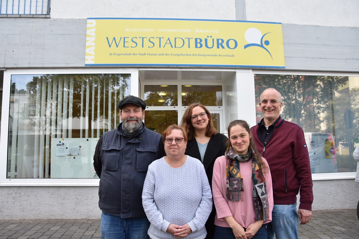 Hinten von links: Stefan Simon und Angela Meinikmann vom Kirchenvorstand, Pfarrer Dr. Merten Rabenau Im Vordergrund von links: Undine Möbus und Isabelle Richter vom Weststadtbüro.