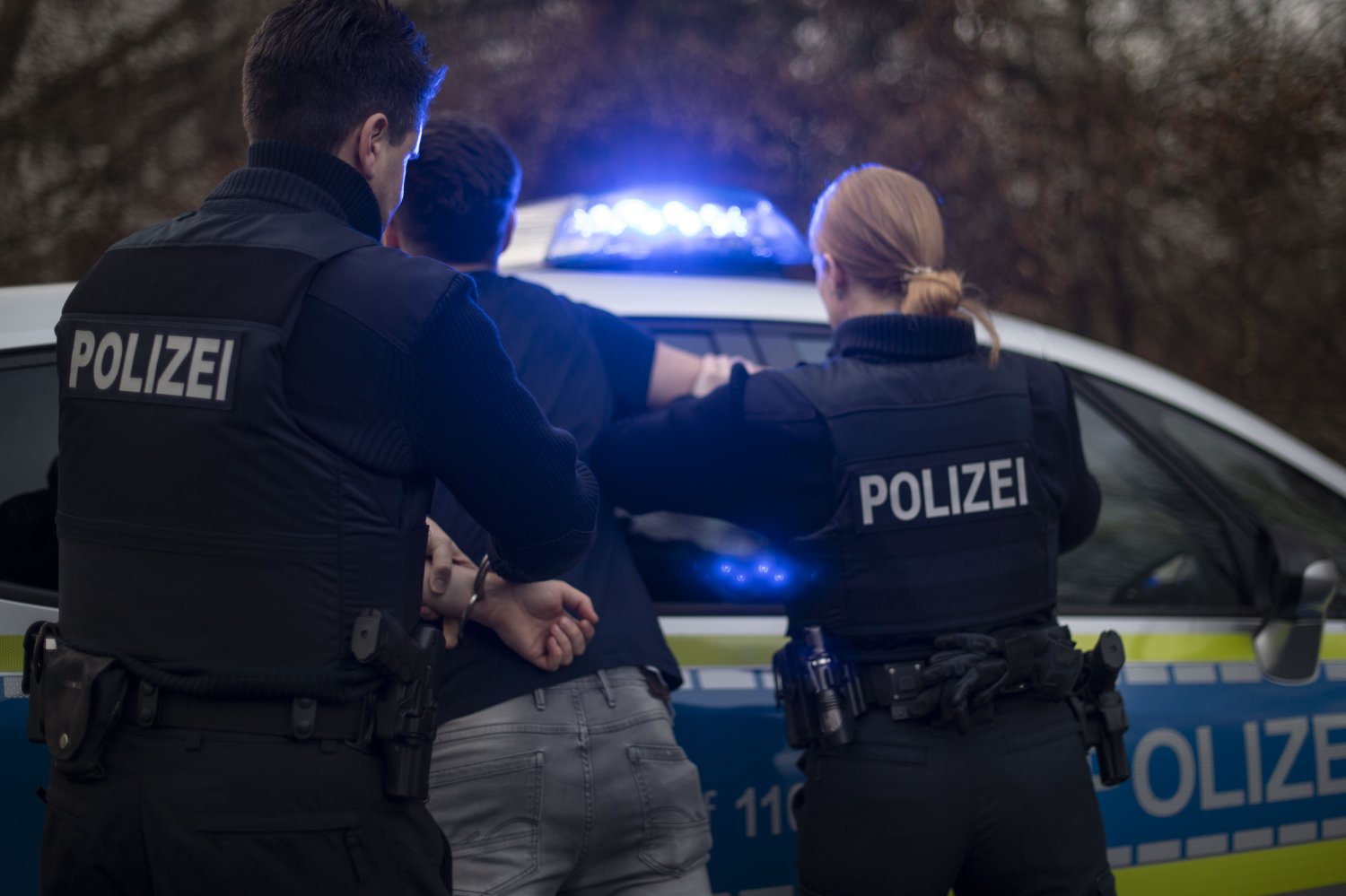 Am Freitag nahmen Polizeibeamte des im kürzlich eröffneten Haus des Jugendrechts in Hanau ansässigen Fachkommissariats einen 15 Jahre alten Jugendlichen aus Hanau vorläufig fest.
