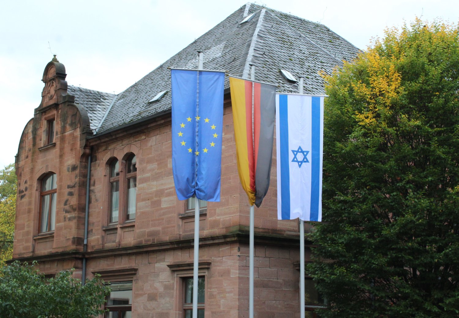 Am Main-Kinzig-Forum in Gelnhausen ist die israelische Fahne gehisst, als Zeichen der Solidarität des Main-Kinzig-Kreises mit Israel.