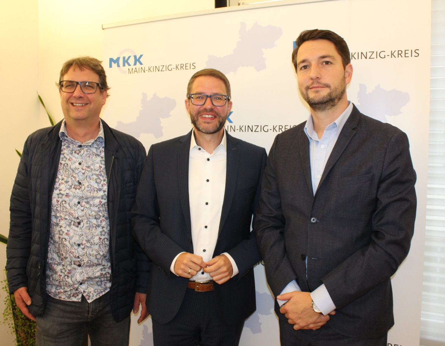 Die Stärkung bestehenden Einzelhandels sowie die Ergänzung des Nahversorgungsstruktur waren zentrale Themen im Gespräch zwischen Jochen Ruths (links) und Sven Rohde vom Handelsverband Hessen (rechts) sowie Landrat Thorsten Stolz.