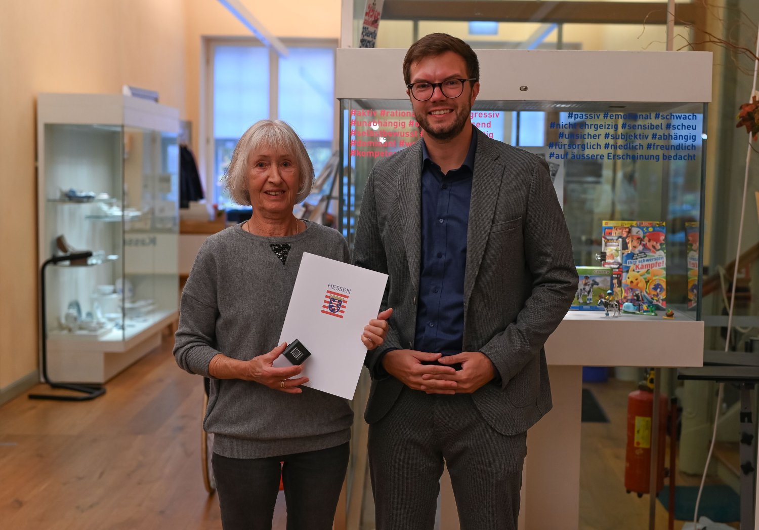 Bürgermeister Dr. Maximilian Bieri übergibt den Ehrenbrief für Monika Bauch.