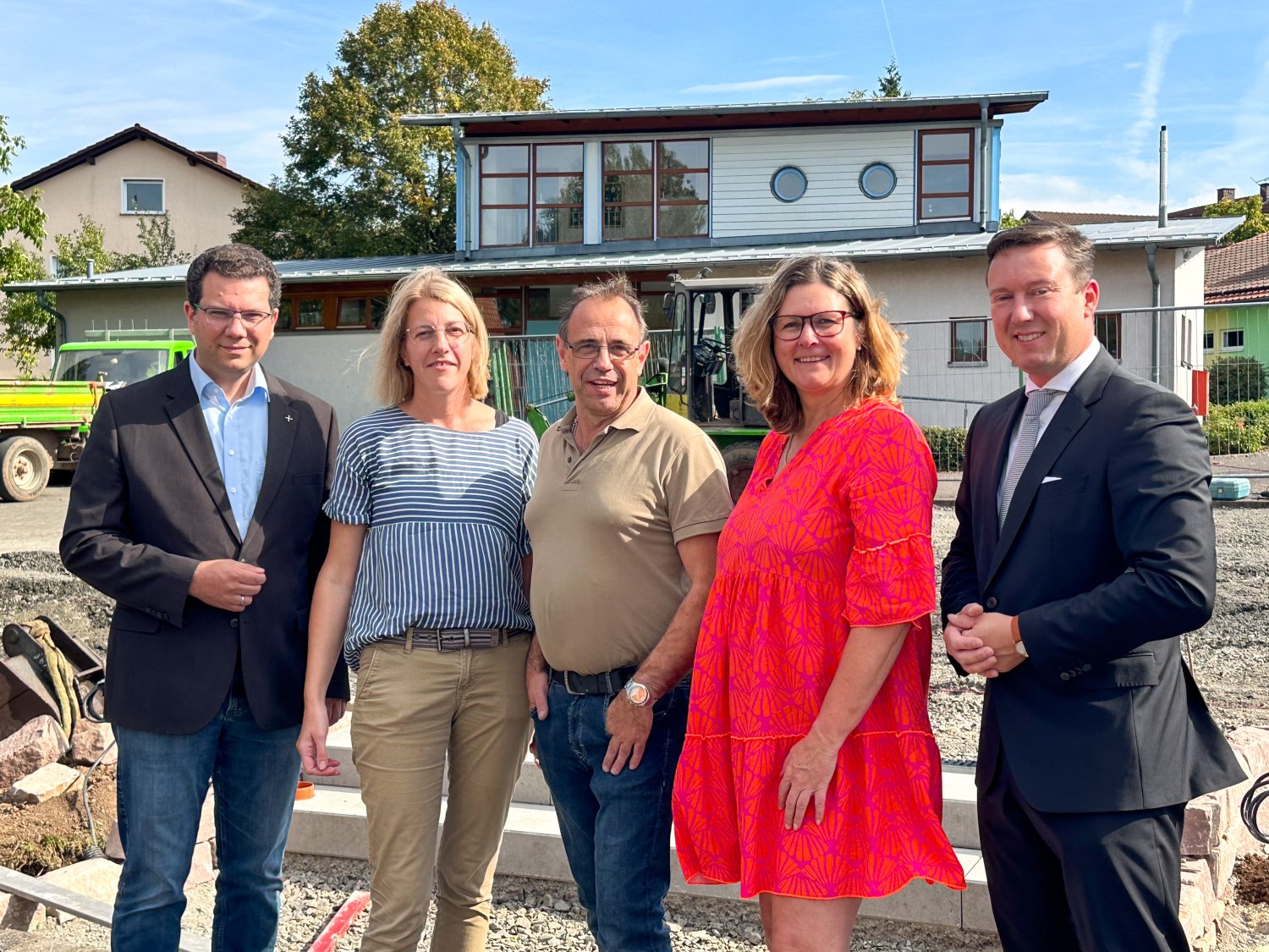 Freuen sich über den Zwischenerfolg (von links): Pfarrer Stefan Eisenbach, Christina Lins aus dem Kita-Ausschus, Ortsvorsteher Maik Basermann, Kerstin Baier-Hildebrand (Abteilung Familien, Sport, Kultur, Tourismus) und Bürgermeister Matthias Möller.