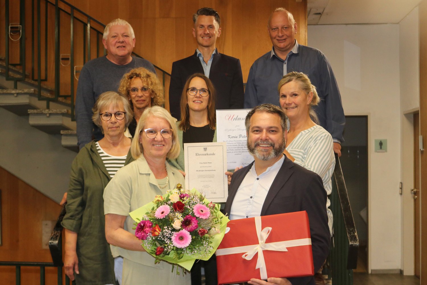 Karin Peter mit Bürgermeister Daniel Chr. Glöckner (vorne), Katja Bräutigam, Sabine Scheifele, Anette Groth und Inge Wenk sowie Thomas Tischler, Benjamin Hummel und Thomas Rehbein (hinten, von rechts).