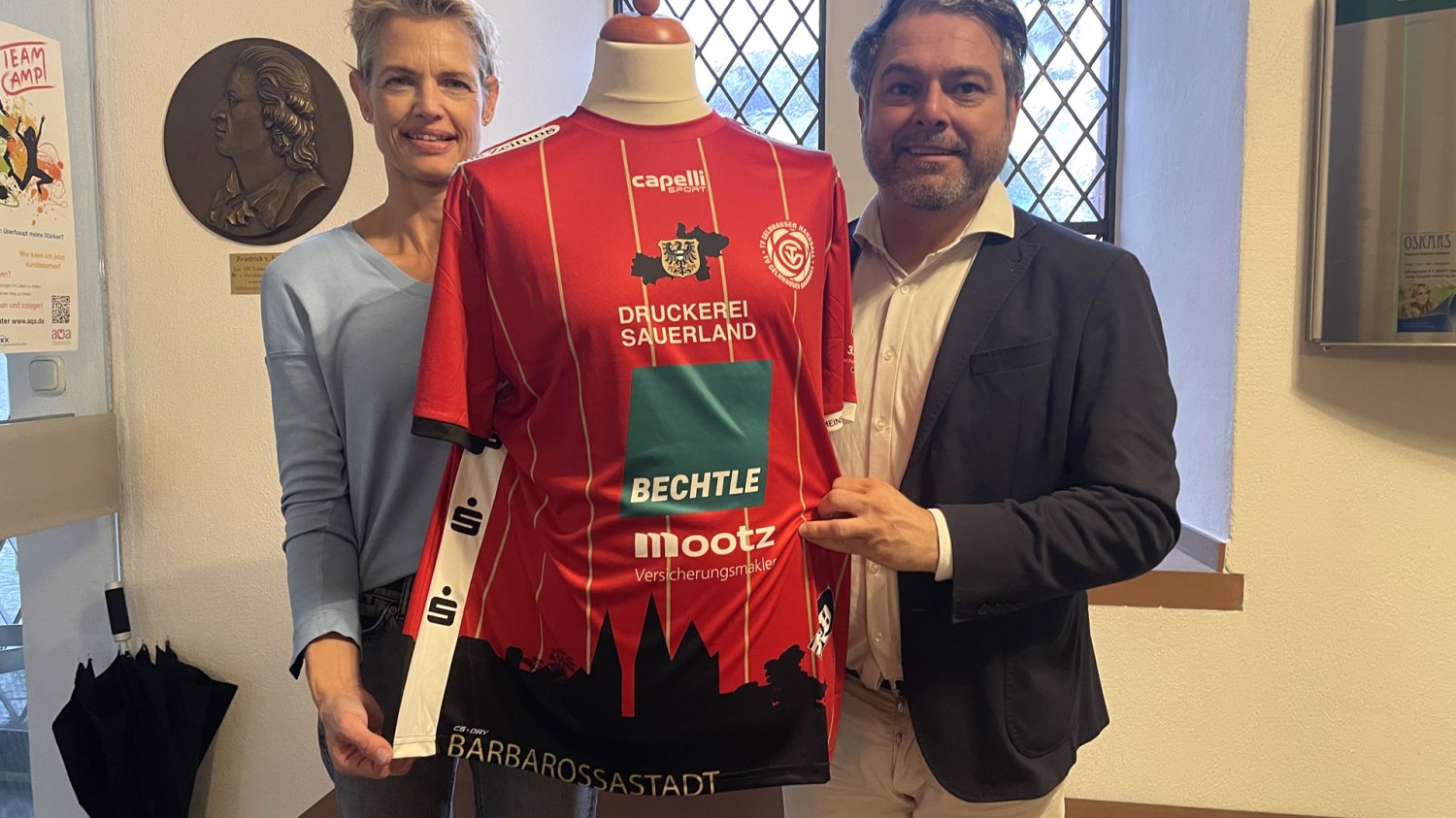„Es freut mich sehr, dass die Handballer des TV Gelnhausen unsere Stadtsilhouette und viele weitere Details mit Bezug auf die Region auf dem Trikot tragen