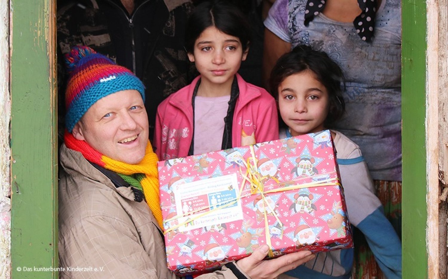 Weihnachtspäckchen für bedürftige Kinder - Das Druck- und Pressehaus Naumannmacht es möglich.