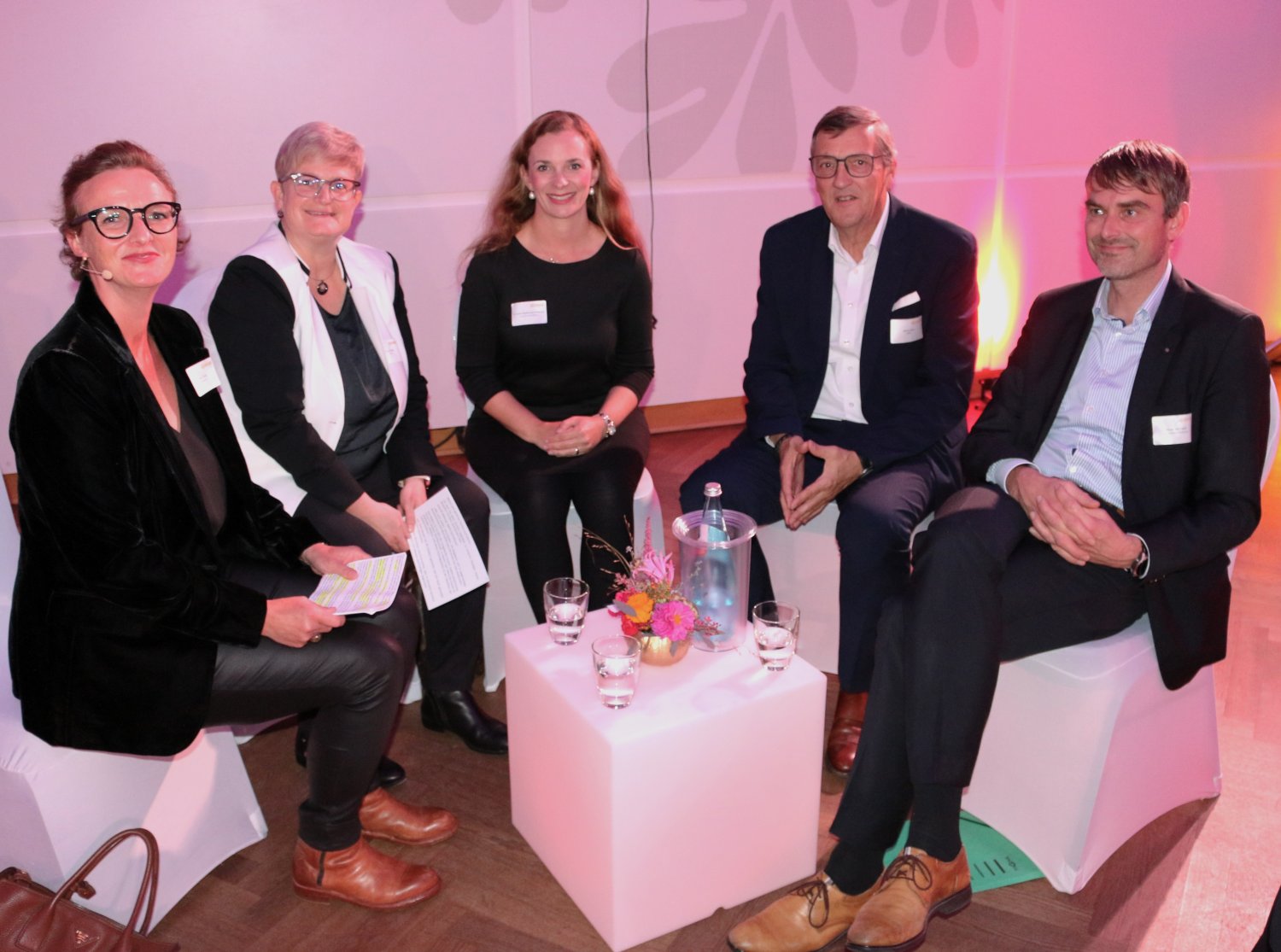 Moderatorin Nico Lange (von links) mit BWMK-Geschäftsführerin Mareike Meister sowie den Podumsteilnehmer:innen Dr. Sarah Henkelmann-Hillebrand, Martin Berg und Daniel von Hauff