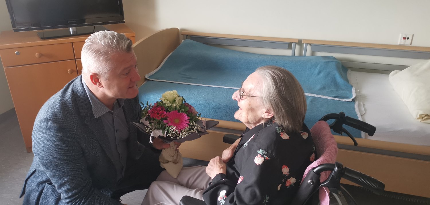 Der Geschäftsführer der APZ-MKK Marco Maier gratuliert der Bewohnerin des Wohnstifts Hanau Marie Weihrauch zum 100. Geburtstag.