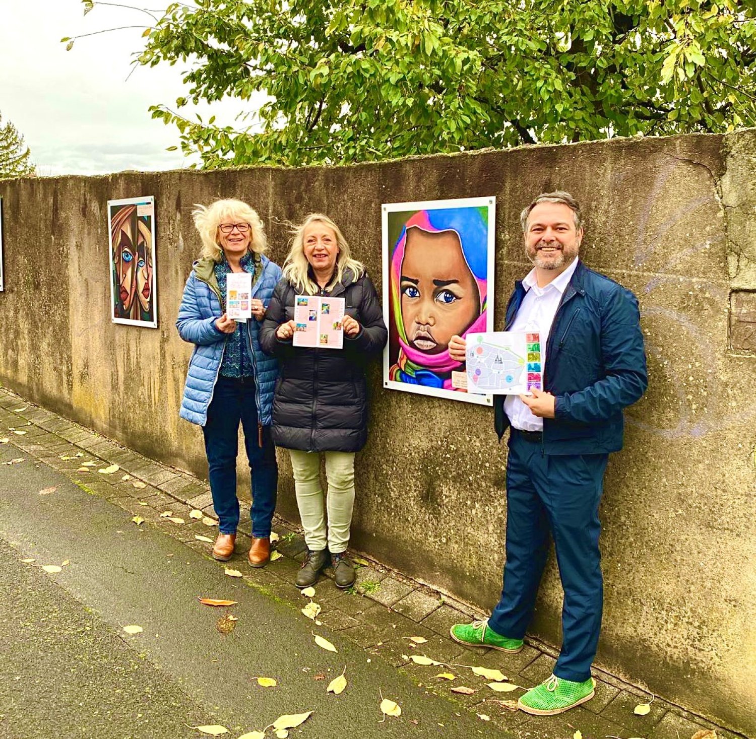 Präsentieren die druckfrische Broschüre zur Gelnhäuser Stadtgalerie (von rechts): Bürgermeister Daniel Chr. Glöckner, Petra Schmidt und Beatrix Moritz vom Stadtmarketing- und Gewerbeverein