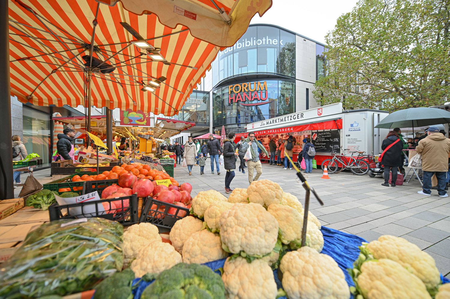 Um Platz für den märchenhaften Weihnachtsmarkt auf dem Marktplatz zu machen, zieht der Hanauer Wochenmarkt wieder um. 