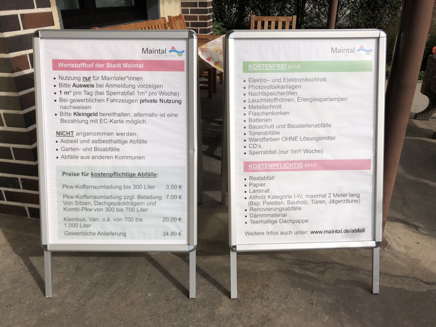 Auf dem Wertstoffhof der Firma Spahn in Dörnigheim informieren Aufsteller über die Gebühren für die Entsorgung kostenpflichtiger Abfälle.