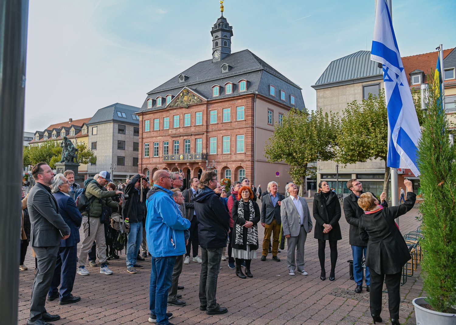 Die Stadt Hanau steht fest an der Seite Israels und verurteilt jegliche Form von Hass, Intoleranz und Gewalt.