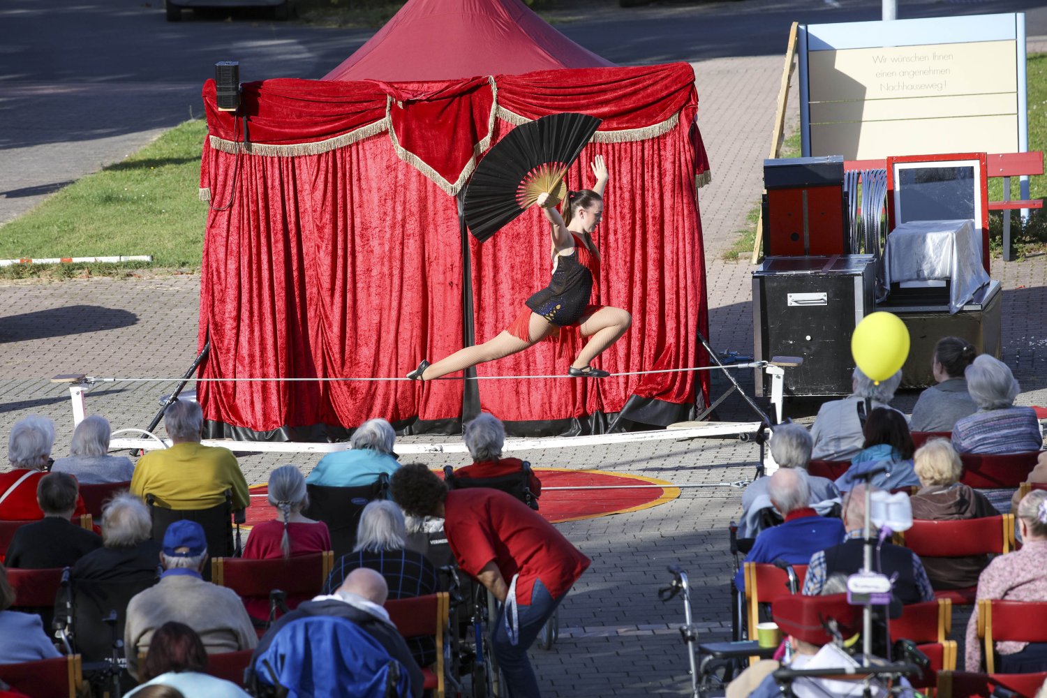 Der renommierte Circus Carissima begeistert in der Freiluft-Manege vor dem Altenzentrum Rodenbach mit seiner Vorstellung das Publikum.