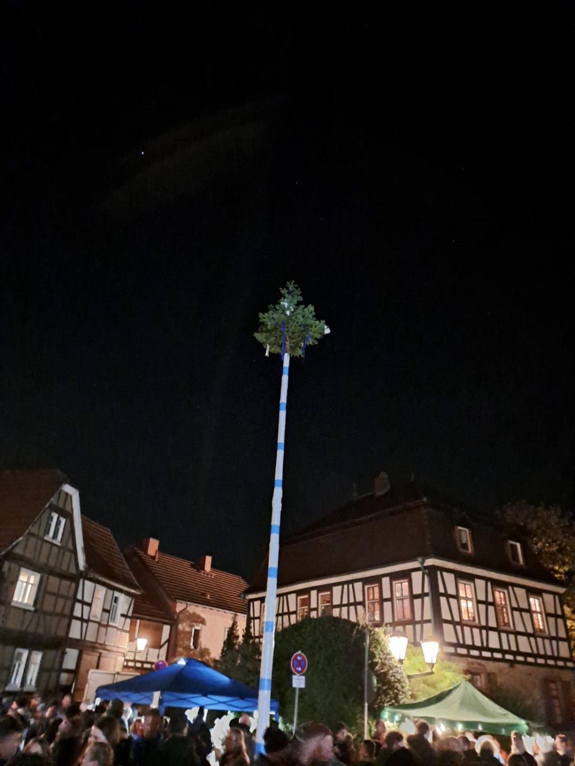Auftakt der Kerb 2023 machte am Freitag den 3.11 der Kerbbaumumzug vom Neuen zum Alten Rathaus. Begleitet von zahlreichen Besuchern mit vielen Kindern und tollen Lampions sowie Fackeln trugen die TGS Handballer den Kerbbaum durch Rodenbach.