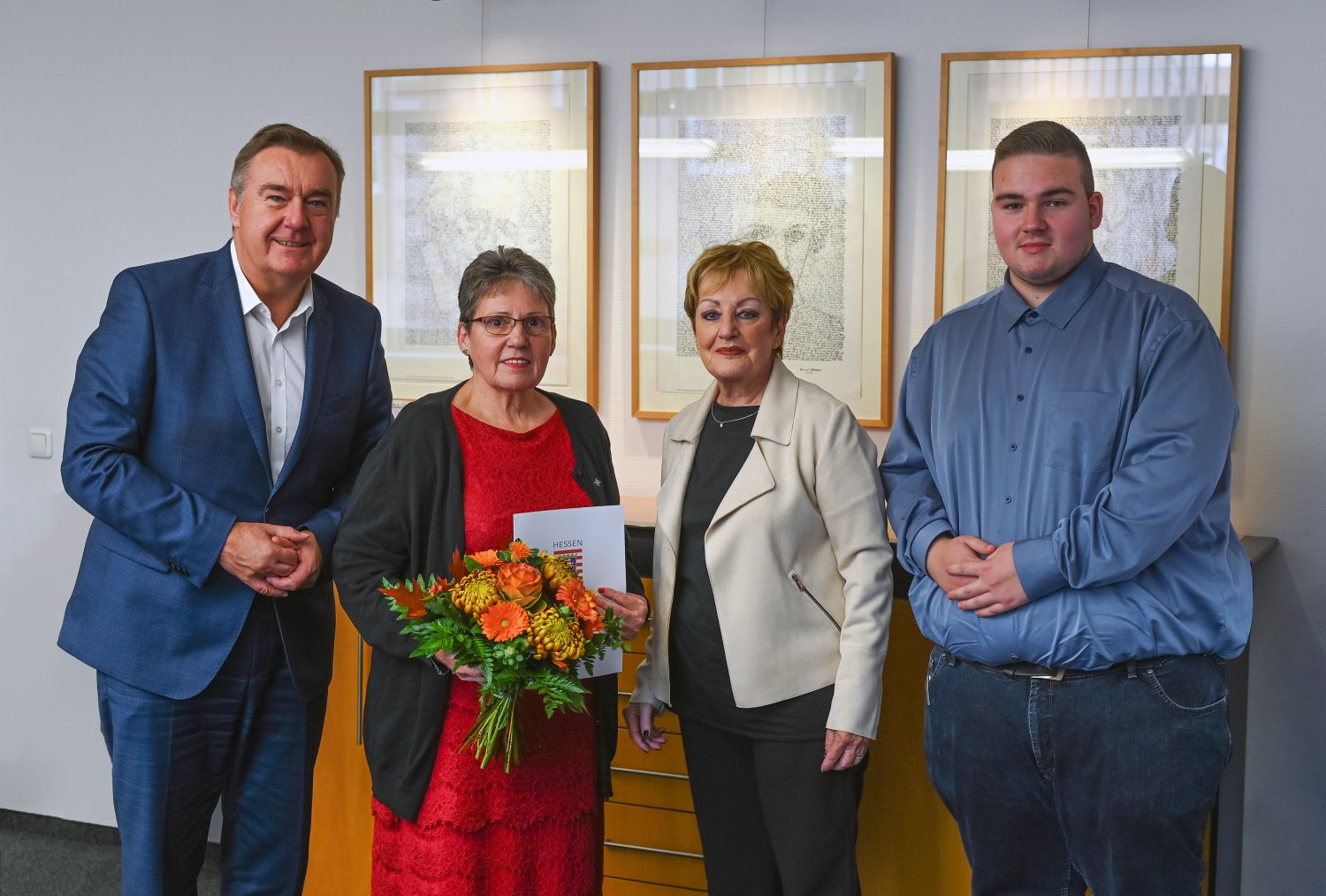 OB Claus Kaminsky übergab den Ehrenbrief des Landes Hessen heute an Barbara Müller aus Mittelbuchen (2.v.l.). Es gratulierten ebenfalls Stadtverordnetenvorsteherin Beate Funck (3.v.l.) und Robin Giesel vom MCV (4.v.l.).