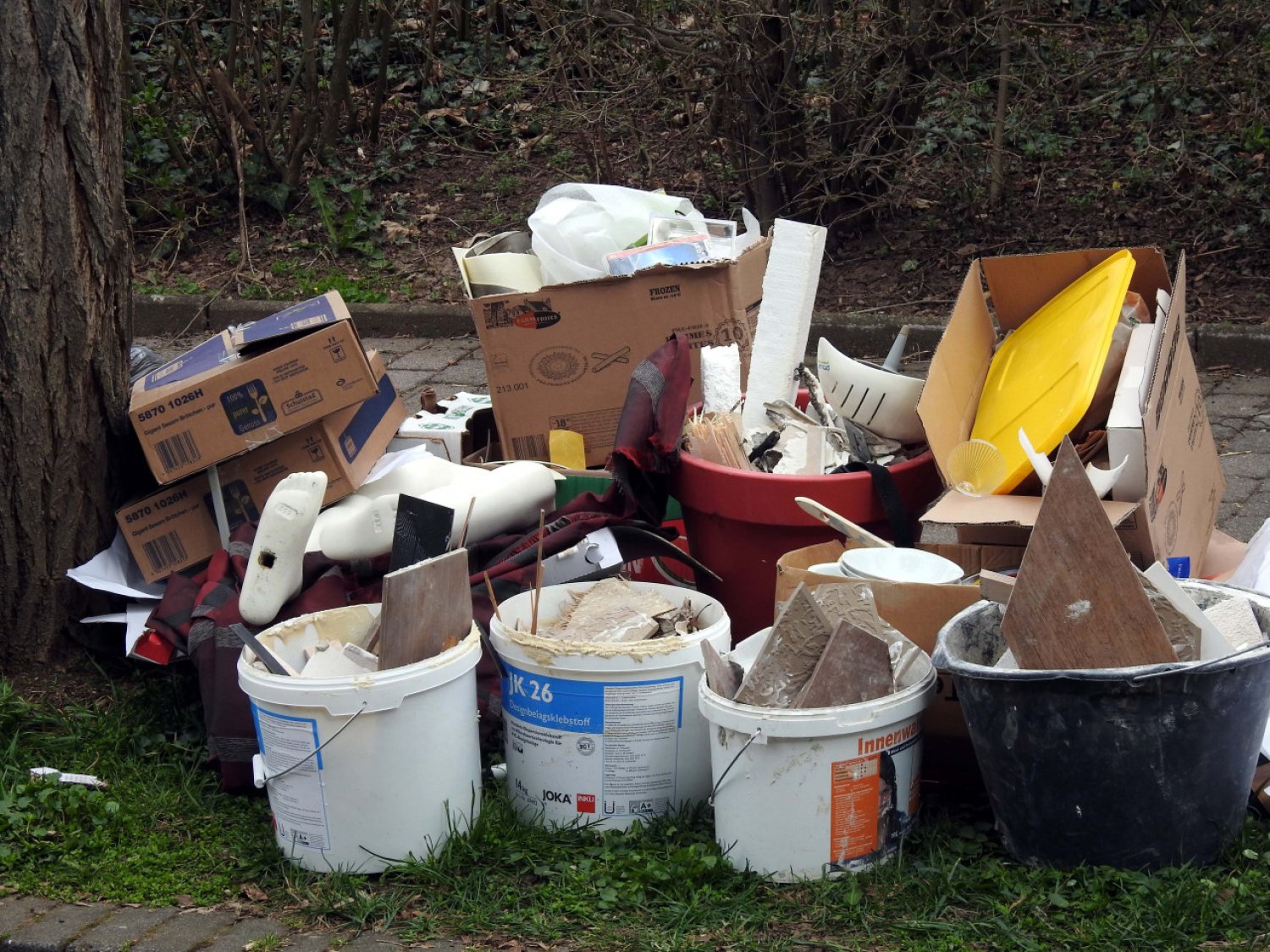 Auf dem Parkplatz zwischen Breitenborn und Lanzingen wird immer wieder illegall (Sperr-)Müll und Bauschutt entsorgt.