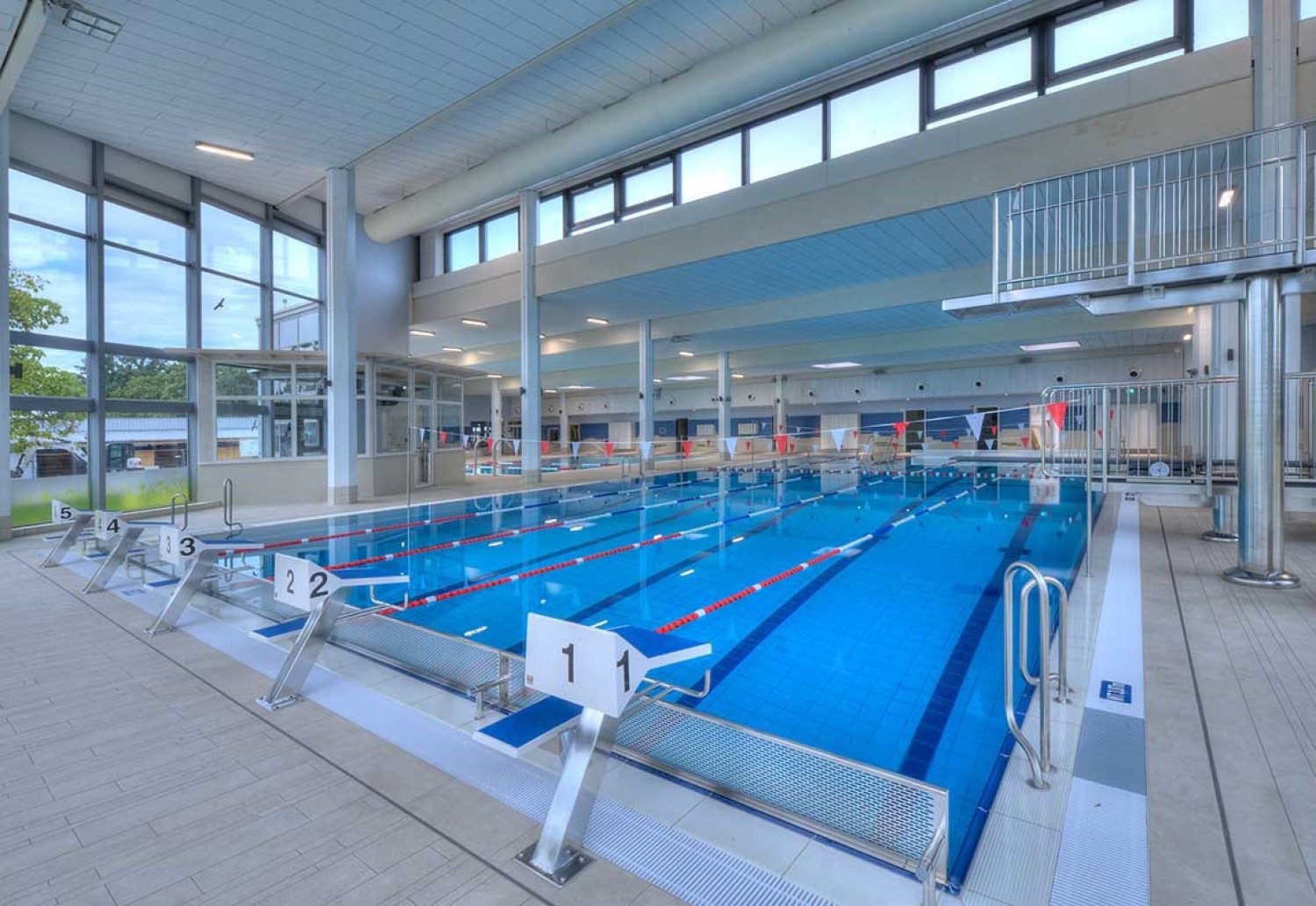 Gute Nachricht für Frühschwimmerinnen und Frühschwimmer: In den städtischen Bädern, hier Blick ins Lindenau-Bad, ist es bald vier Mal pro Woche möglich, ab 6.30 Uhr Bahnen zu ziehen.