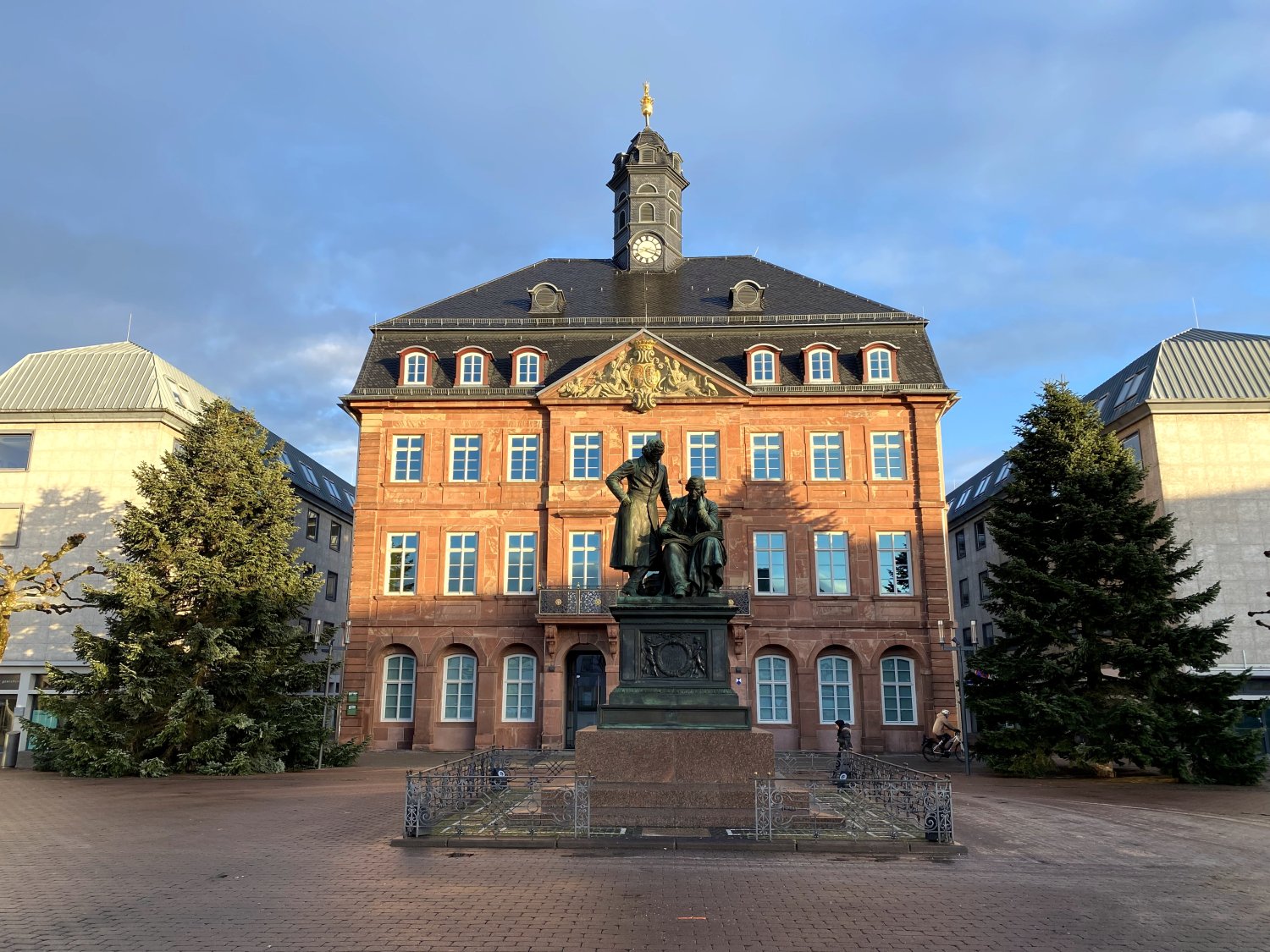 Ab sofort stehen die beiden imposanten Weihnachtsbäume vor dem historischen Gebäude und sorgen schon bald für festliche Stimmung in der Stadt.