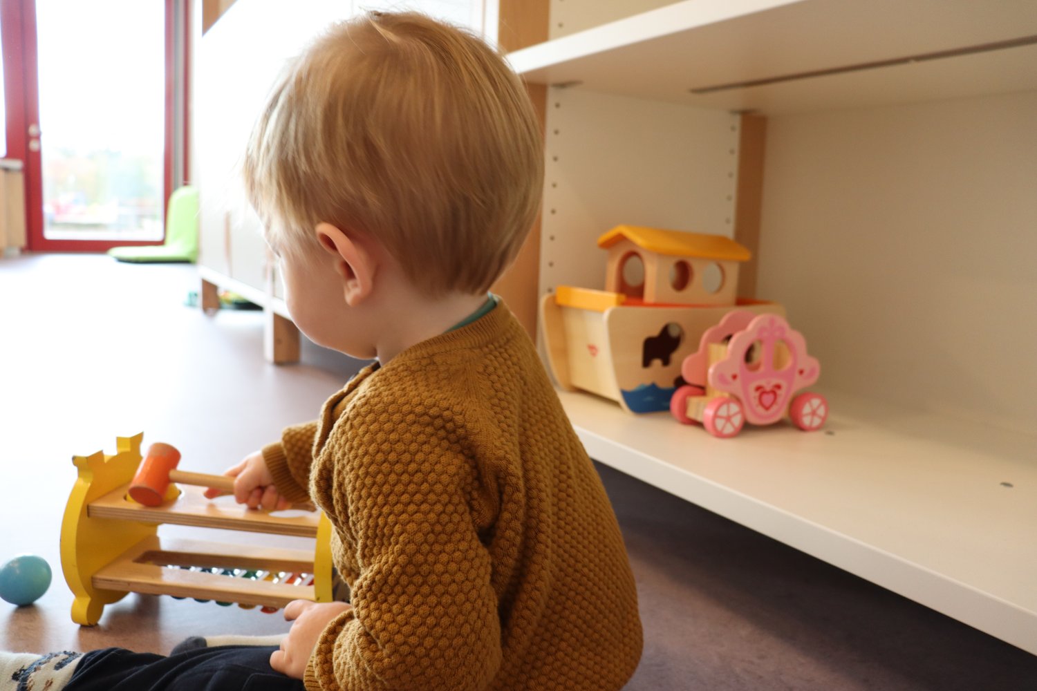 Der erste Kita-Tag: Alles ist neu und vor allem das Spielzeug natürlich interessant für die ersten U3-Kinder. 