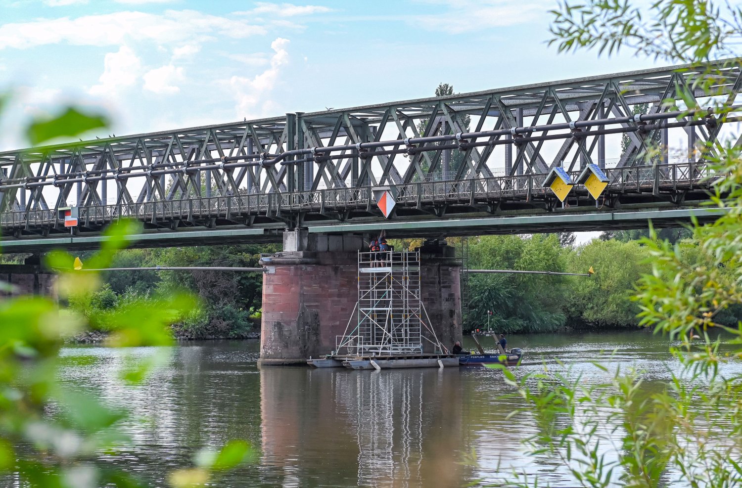Die Auheimer Brücke: Bei der alle drei Jahre stattfindenden Brückenprüfung wurden Schäden festgestellt, daher sperrte die Stadt das Bauwerk aus Sicherheitsgründen.