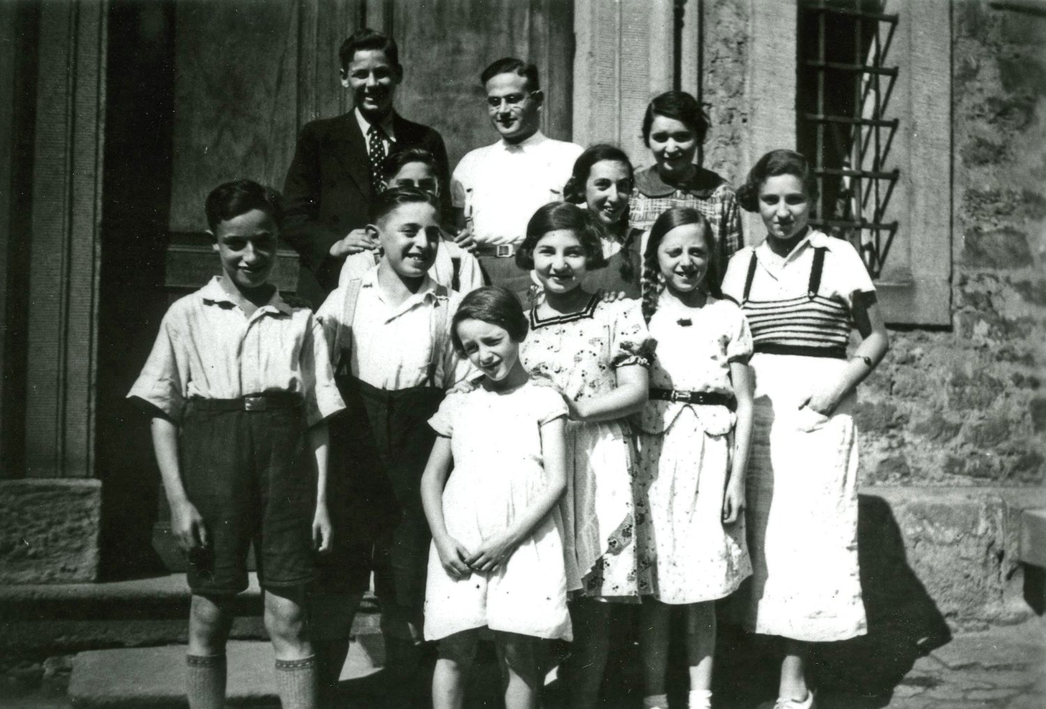 Schüler:innen der Jüdischen Religionsschule 1934 auf den Stufen der Synagoge.