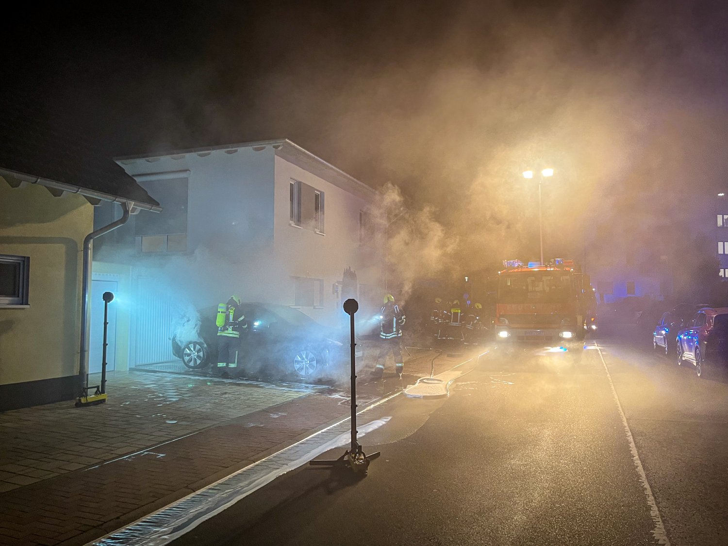 Die Feuerwehr Langenselbold wurde am späten Sonntagabend gegen 21:39 Uhr zu einem Brand eines Elektrofahrzeugs in der Straße An der Mühlwiese alarmiert.
