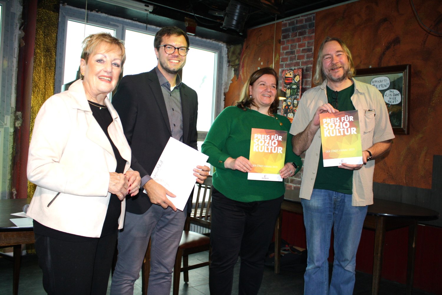 Stadtverordnetenvorsteherin Beate Funck und Bürgermeister Dr. Maximilian Bieri übergaben die Ehrenurkunden für den Sozialkulturpreis an Hanns Mattes und Milena Gladovic vom Trägerverein Bürgertreff für Kommunikation, Information und Kultur e.V.