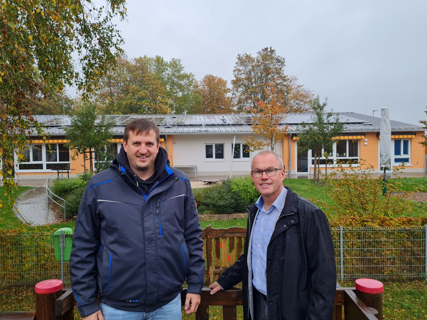 Sachbearbeiter Jörn Schmitz (links) und Bürgermeister Gerald Helfrich bei der Besichtigung der gemeindlichen Photovoltaikanlage auf dem Dach des in 2020 in Betrieb gegangenen Krippenhauses „Blumenwiese“ in Mittel-Gründau.