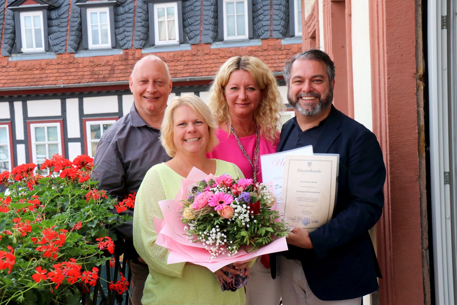 Verlässlich, ausgeglichen und stets positiv: Erzieherin Daniela Kraft (links, mit Blumen) feierte ihr 25-jähriges Dienstjubiläum. Unser Bild zeigt sie mit (von rechts) Bürgermeister Daniel Chr. Glöckner, Aylin Burgucu und Thomas Tischler.