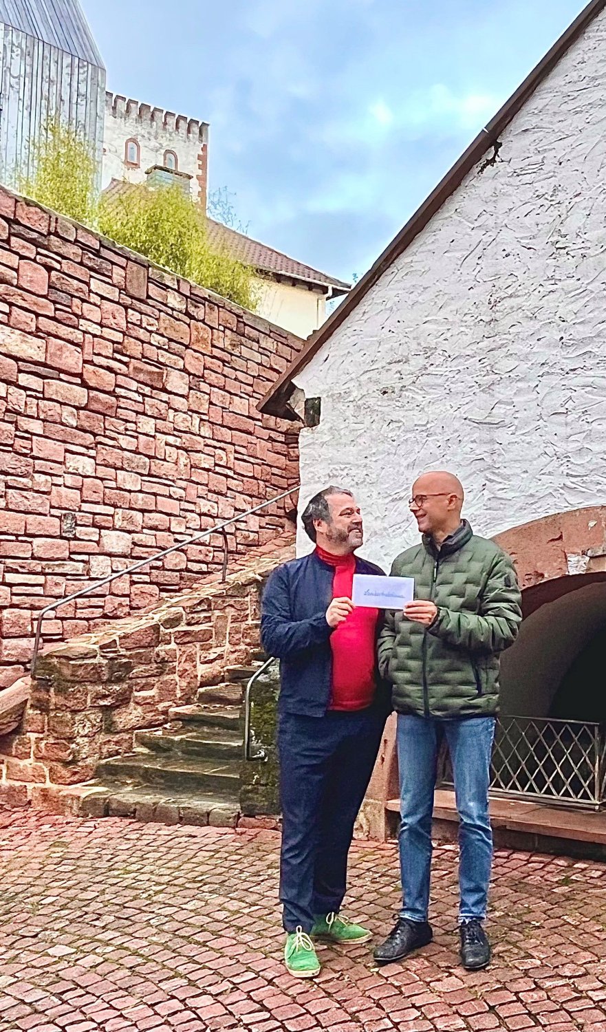 Andreas Schilling (rechts) spendete 20 000 Euro für die Wiederherstellung des Lambertusbrunnens. Bürgermeister Daniel Chr. Glöckner bedankte sich noch einmal vor Ort.