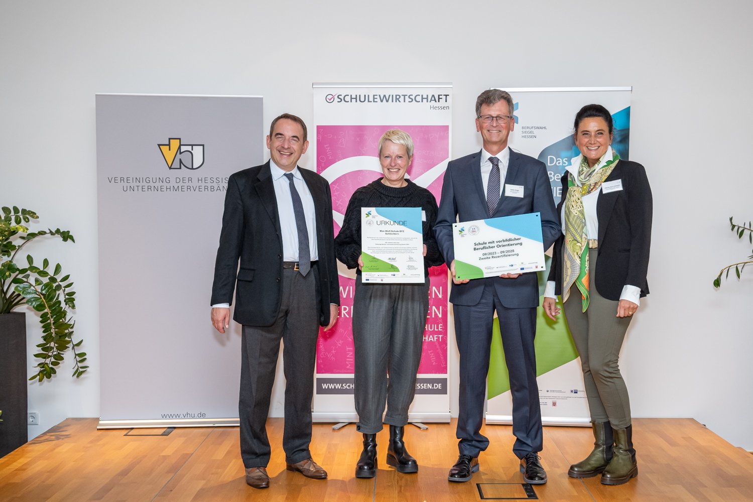 v.l.n.r.: Kultusminister Prof. Dr. R. Alexander Lorz, Dagmar König, Schulleiter Steffen Krüger und Désirée Derin-Holzapfel