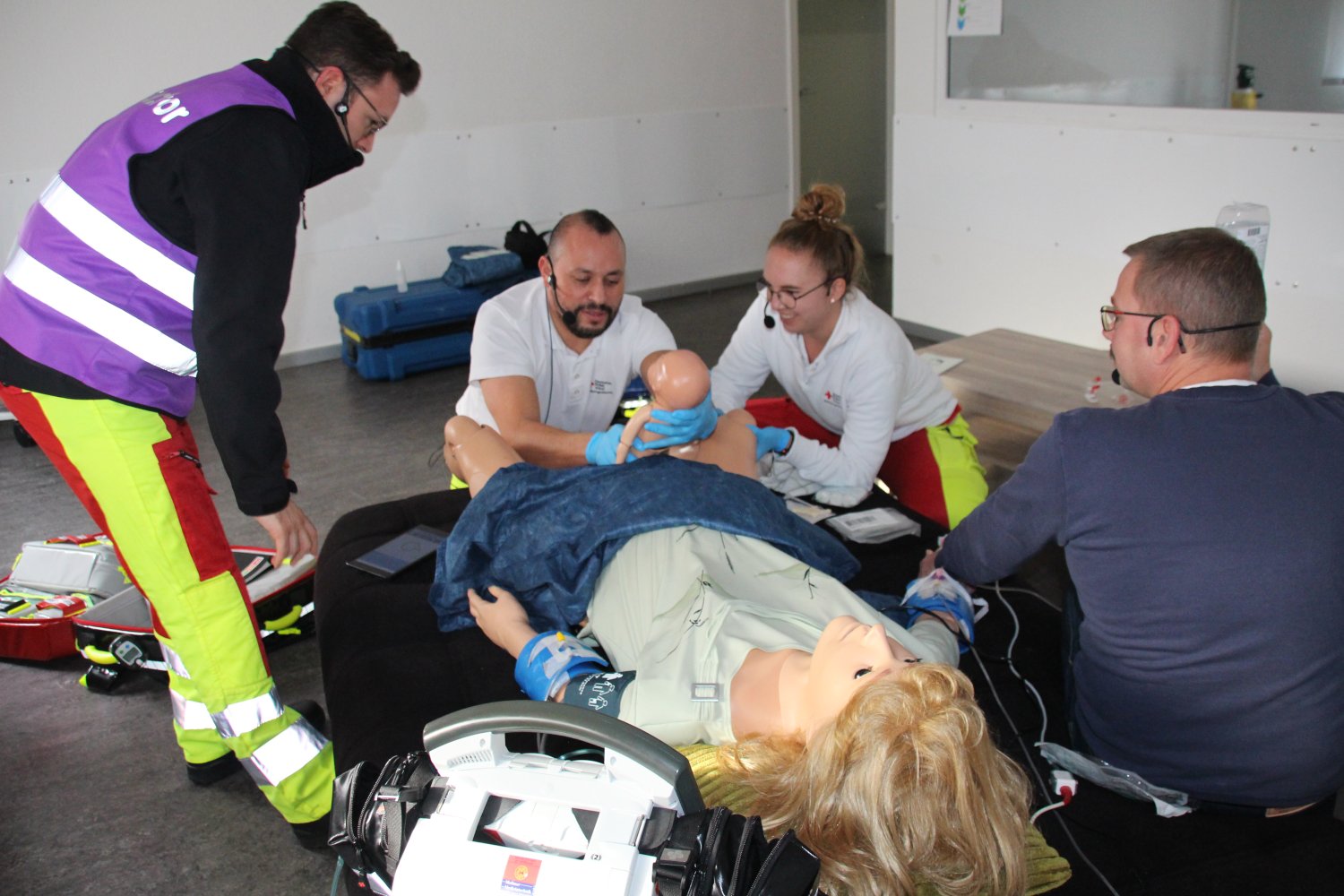 Eine Gruppe von Sanitätern mit Simulationsinstruktor Nils Ortwein (links).