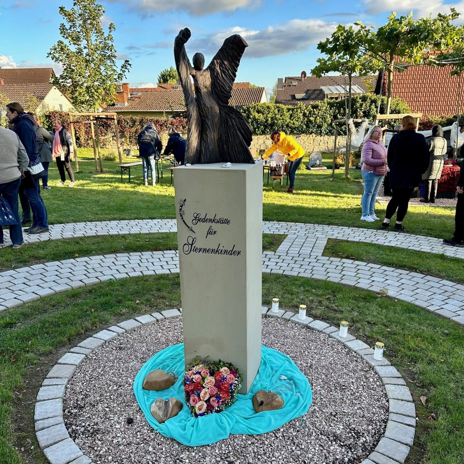 Zum zweiten Mal war die Gedenkstätte für Sternenkinder auf dem Friedhof Heldenbergen Schauplatz für eine ökumenische Feier.