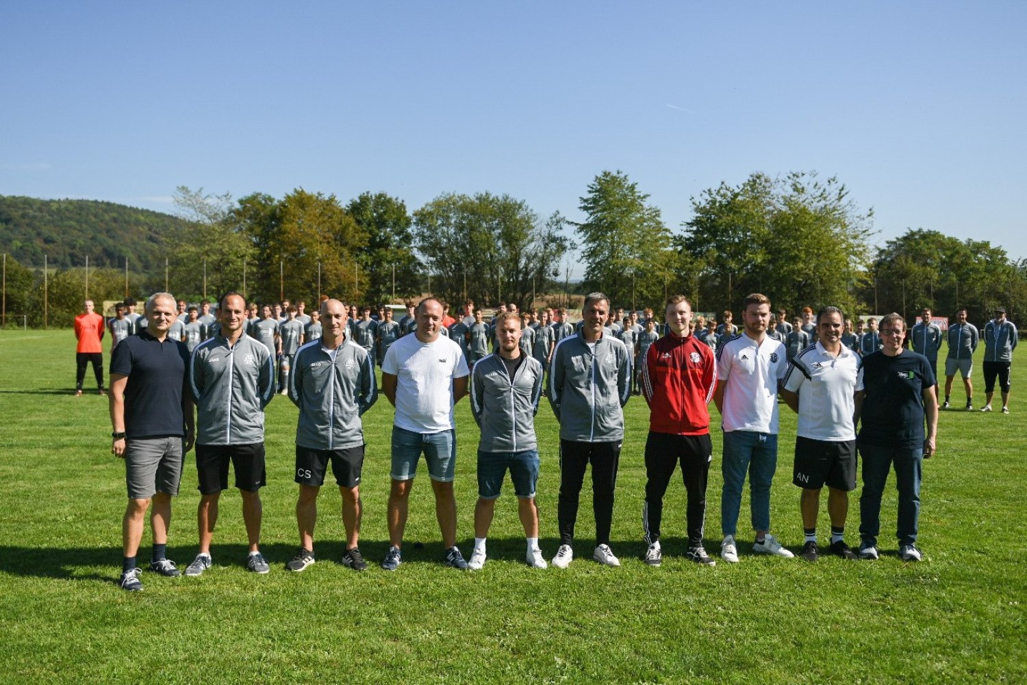 Stefan Jökel (rechts) freut sich, dass er und sein Bruder Peter Jökel mit ihrem Unternehmen die wichtige Arbeit des Fußballvereins JSG Bergwinkel unterstützen können.