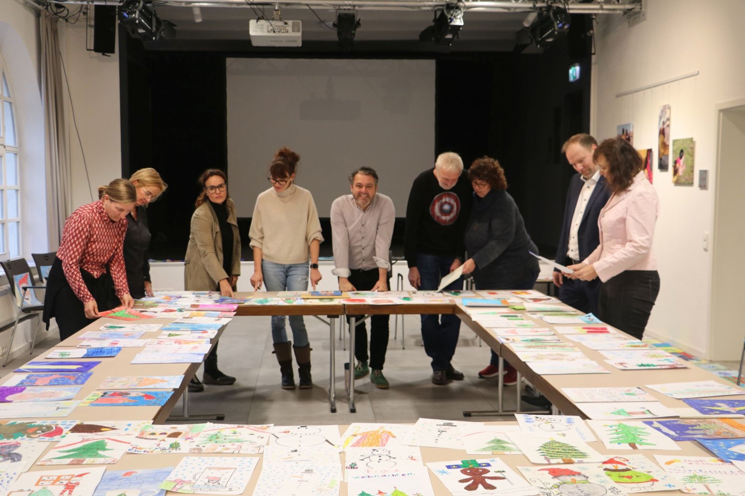 Die Jury traf ihre Auswahl in der Kulturherberge. Dort war genug Platz für das Auslegen von 341 Kinderbildern.