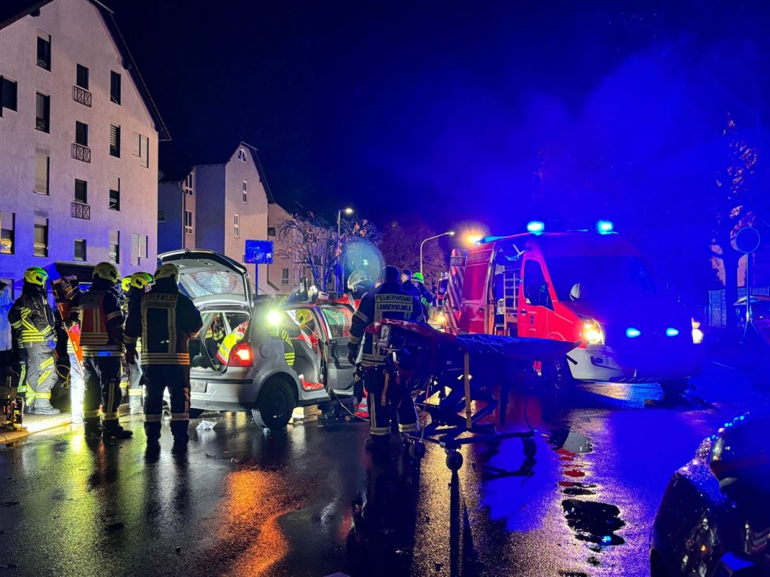Die Feuerwehr Langenselbold wurde am späten Dienstagabend gegen 23:14 Uhr zu einem folgenschweren Verkehrsunfall auf der Ringstraße alarmiert.