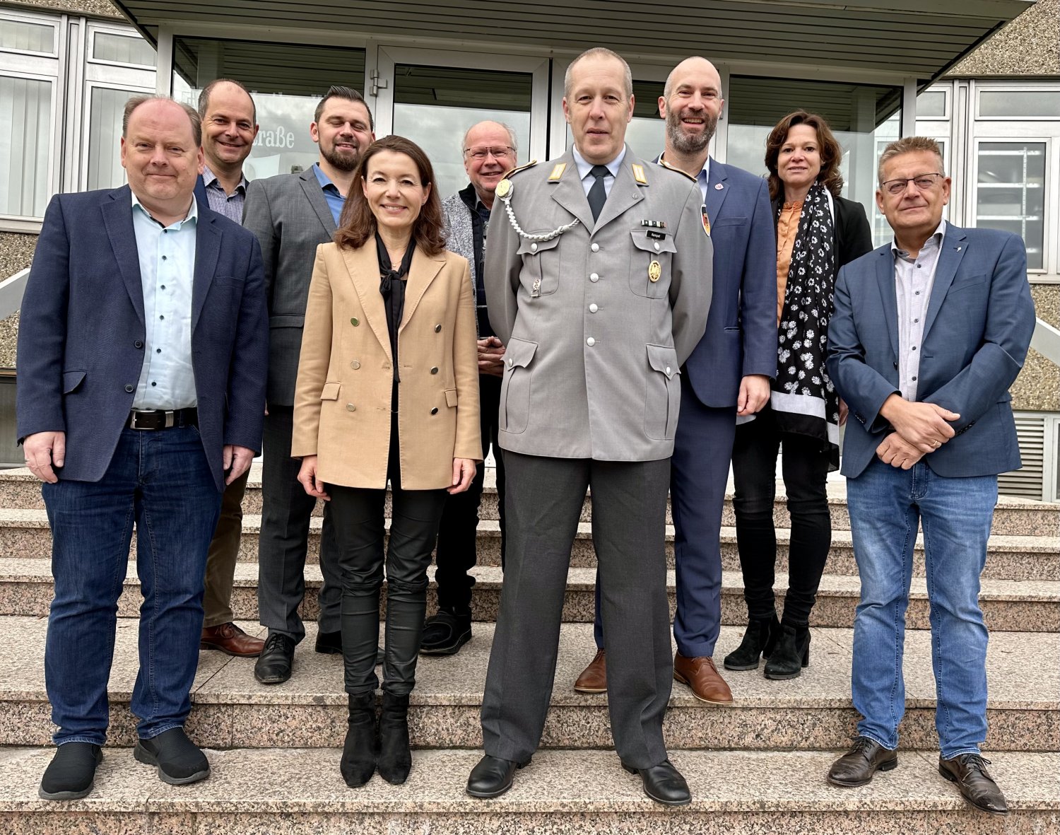Bei der Reinigung der Denkmäler für die Opfer der beiden Weltkriege auf den Friedhöfen Windecken und Ostheim hat die Reservistenkameradschaft Hanau fleißig Hand angelegt. Nun rufen die ehemaligen Bundeswehrsoldaten um Unterstützung.