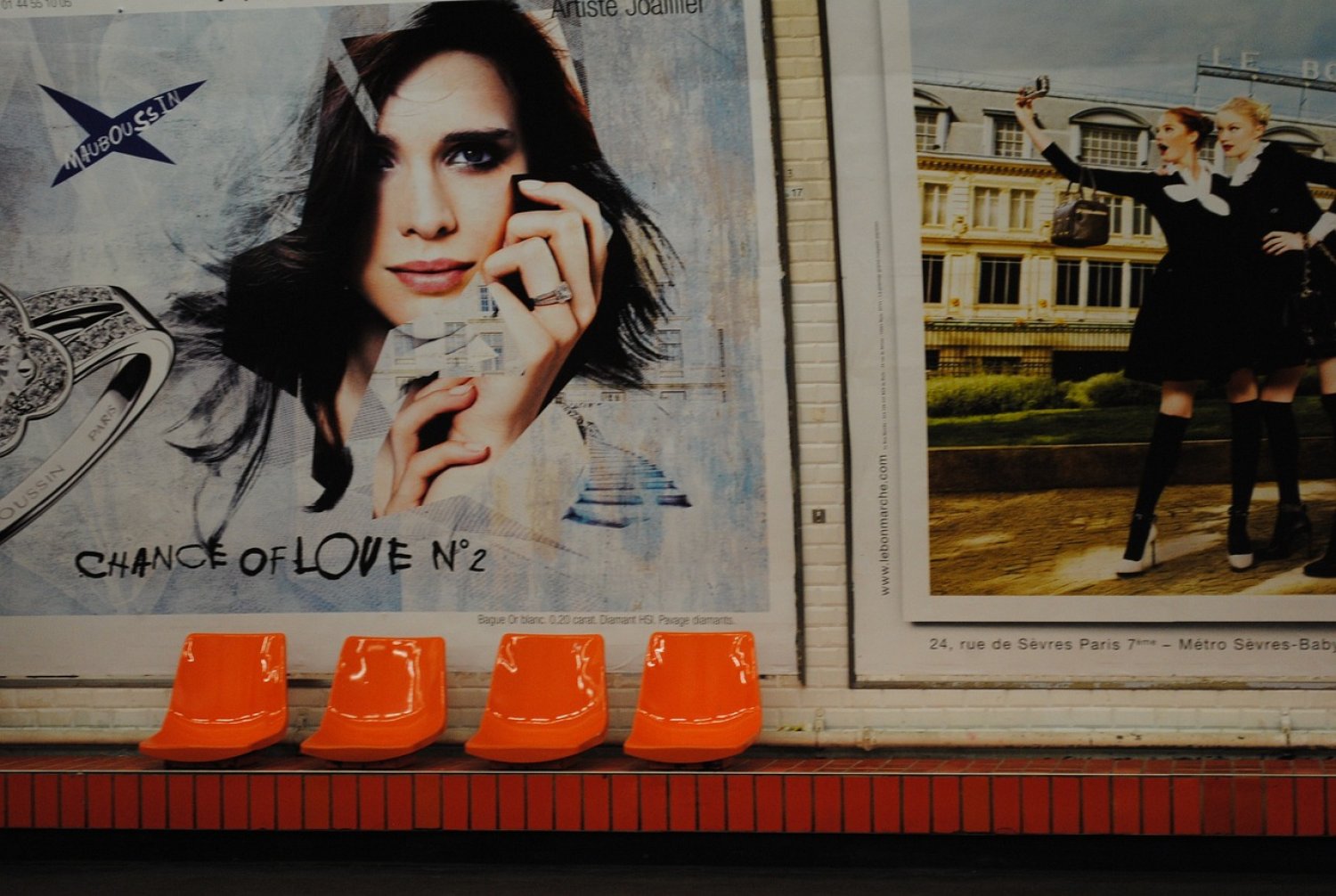 Die Aktion ist Teil der weltweiten Kampagne „Orange your City“, mit der ein Tabu gebrochen wird, indem Gewalt an Frauen öffentlich sichtbar wird.