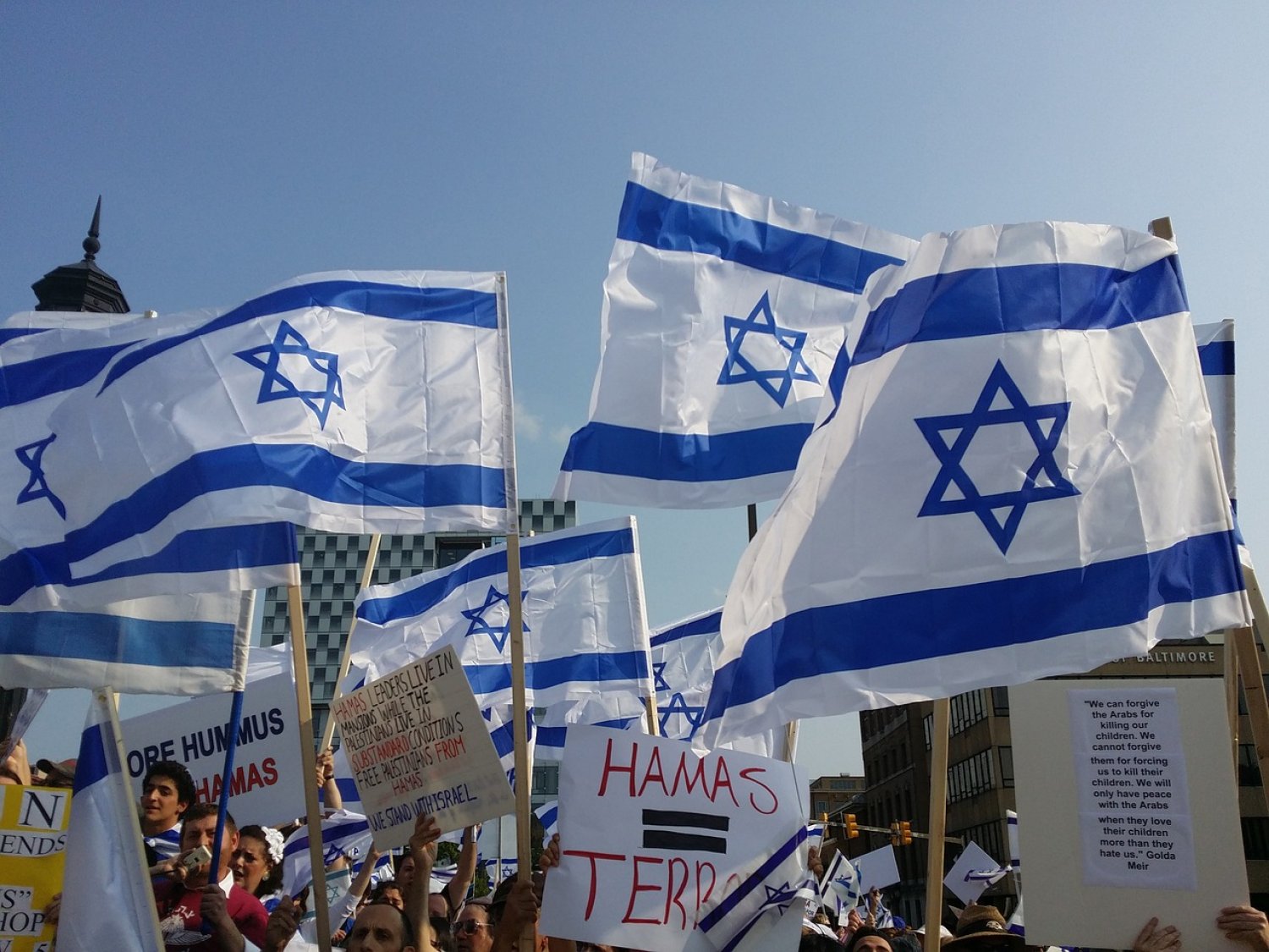 Ein Mann hatte versucht eine Israel-Flagge in Hanau anzuzünden