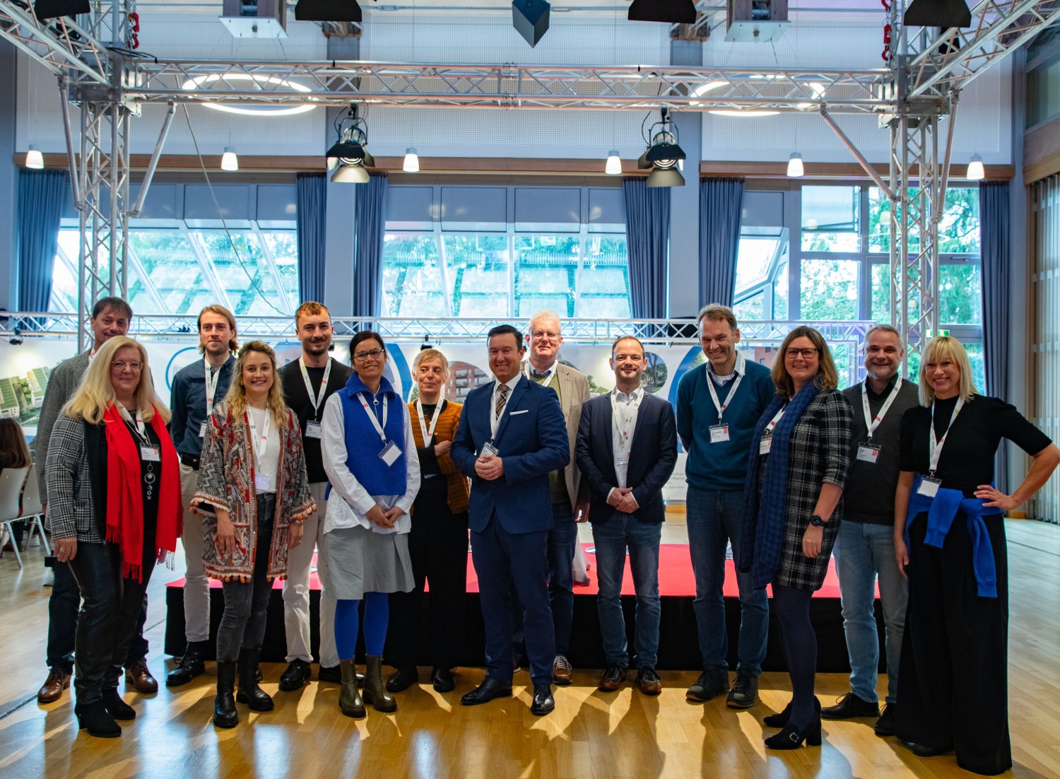 Die Delegation und das Bewerbunsgteam beim Gruppenbild in der Stadthalle.