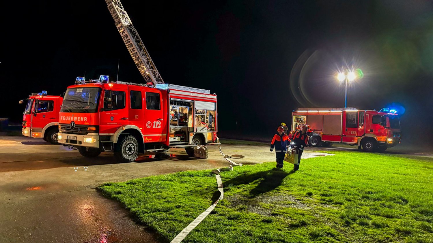 Die Jugendfeuerwehr übt ein umfangreiches Szenario.